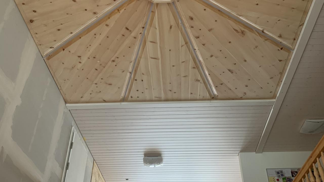 Arvendecke mit Beleuchtung