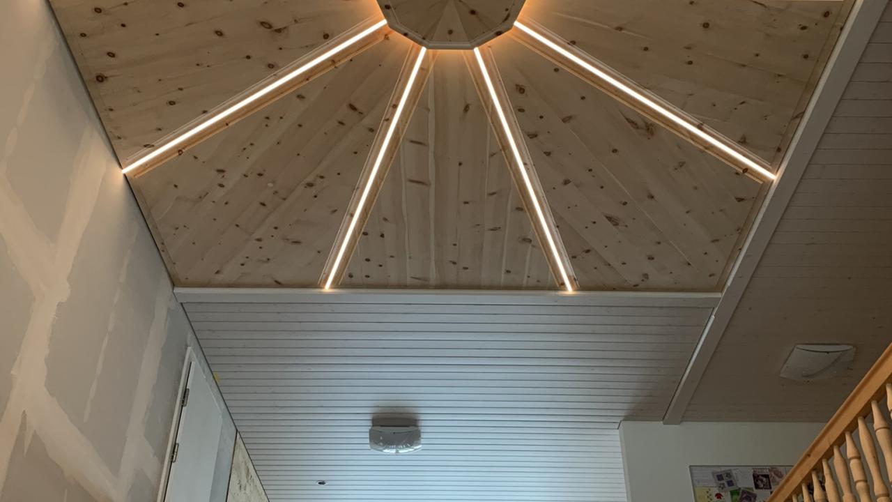 Arvendecke mit Beleuchtung