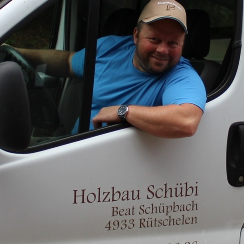 Beat im Betriebsbus schaut zum Seitenfenster raus.