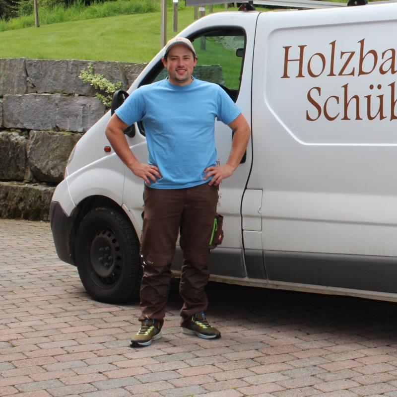 Lukas Born steht vor dem Betriebsbus